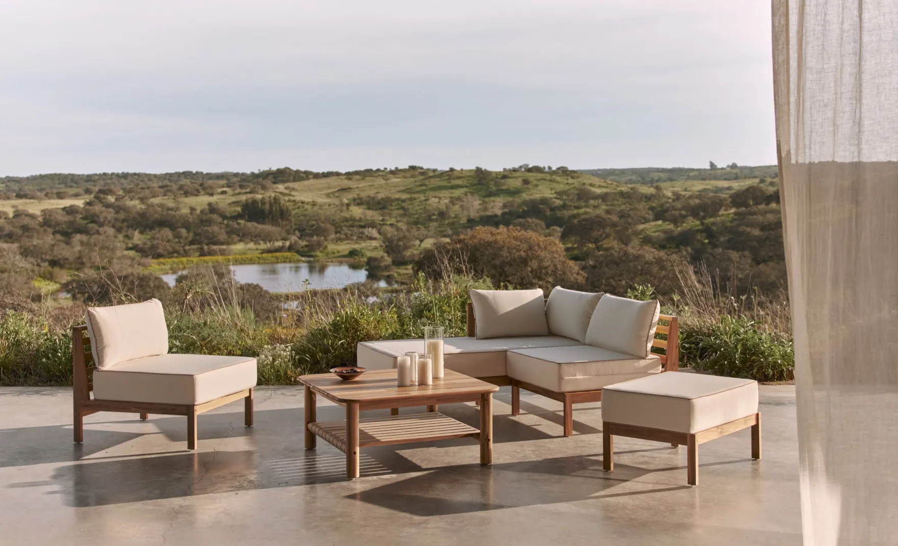 Canapé de jardin à angle gauche modulable, Blanc crème waterproof & bois d'acacia, L200 Bayside