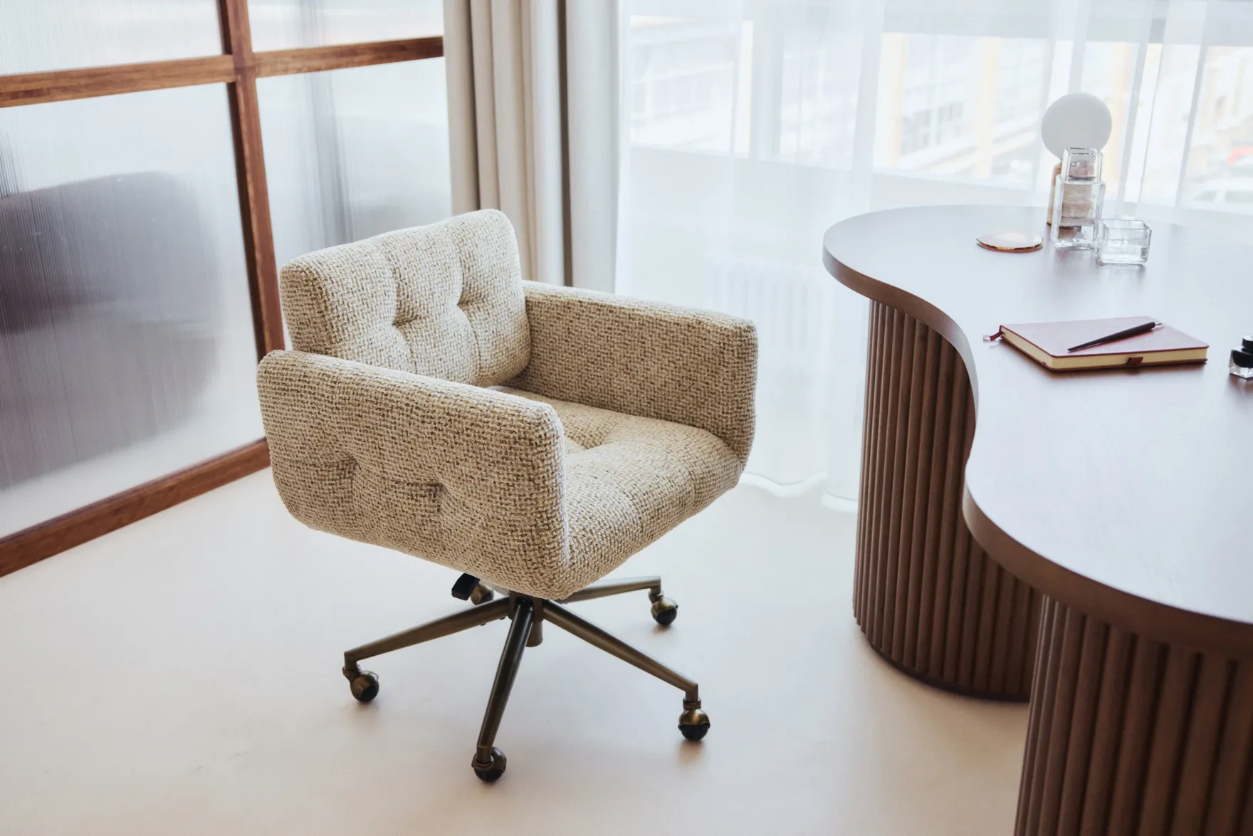 Chaise de bureau rotative, Tweed moucheté marron & métal doré Valeria
