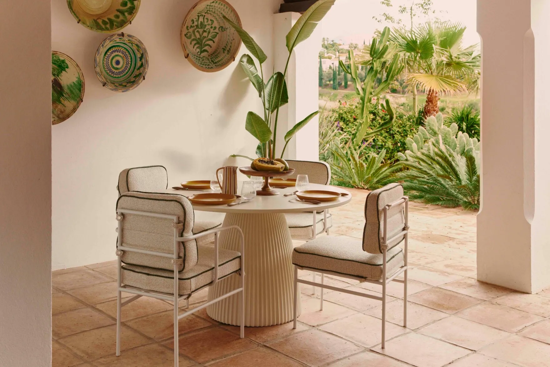Chaise de jardin avec accoudoirs, Beige bouclé, vert sauge & métal blanc Maddalena