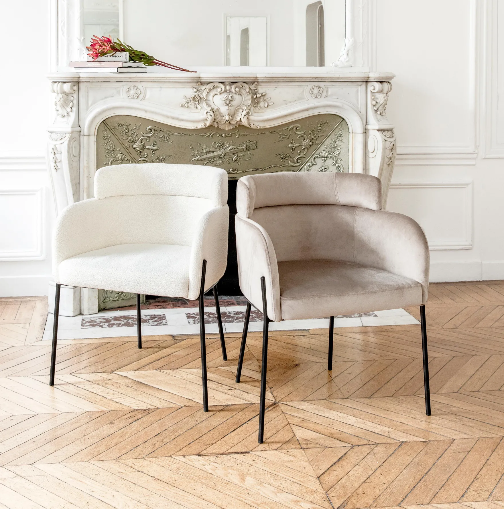 Chaise, Velours taupe & métal noir Baron