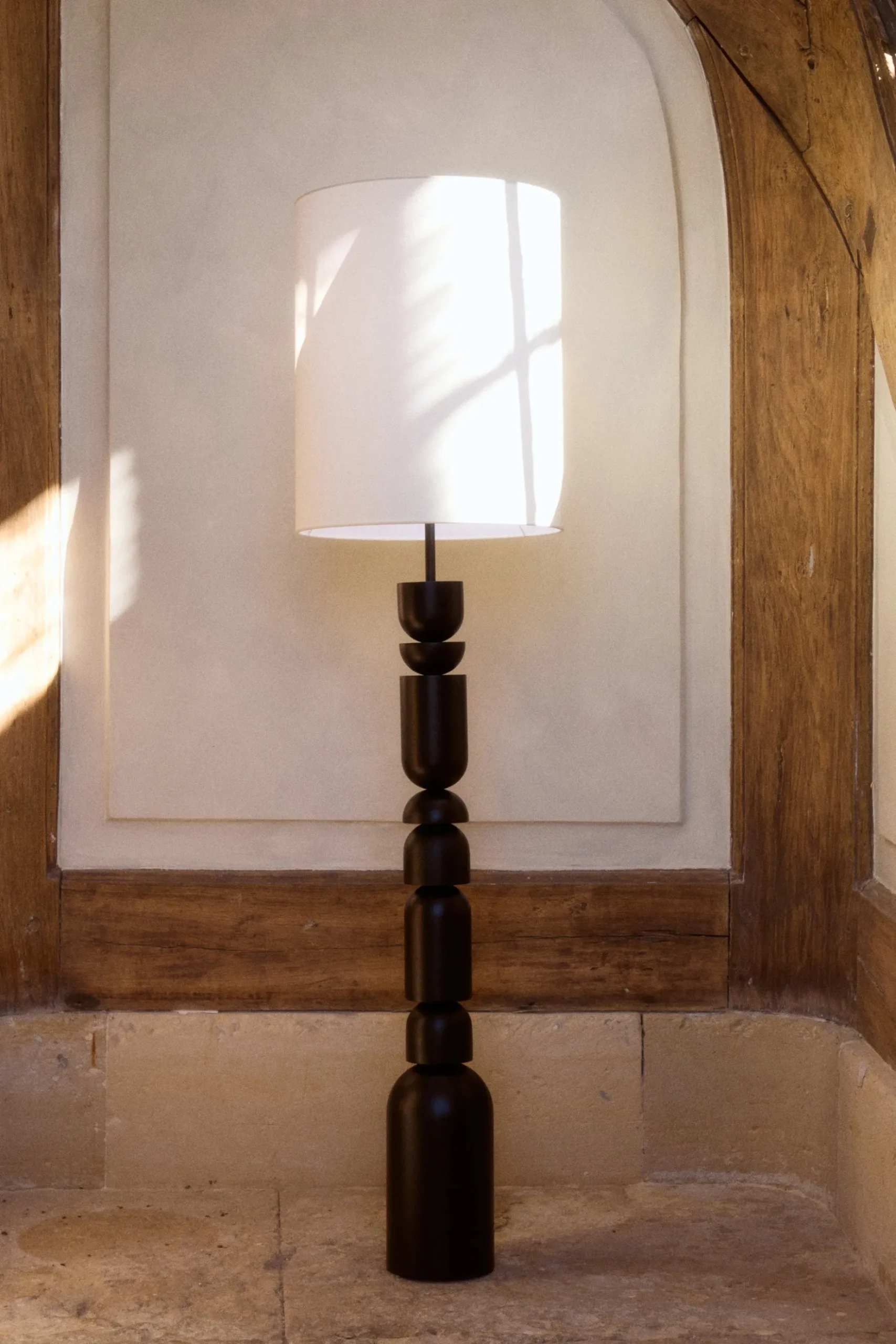 Lampadaire, Bois noir & Lin blanc, H158,5 Tinga