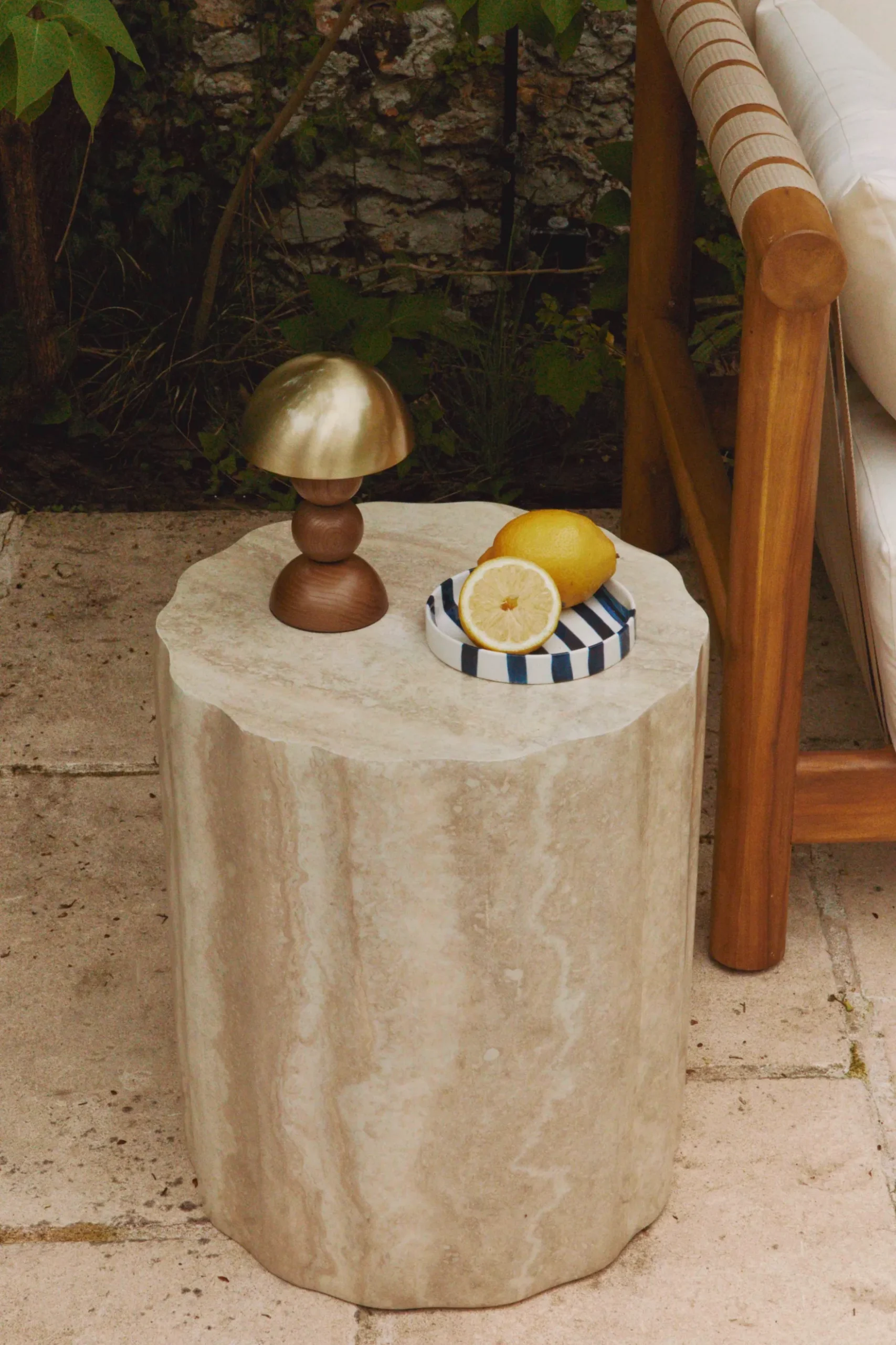 Lampe de table indoor/outdoor, Laiton brossé & bois noyer, H20 Gigi