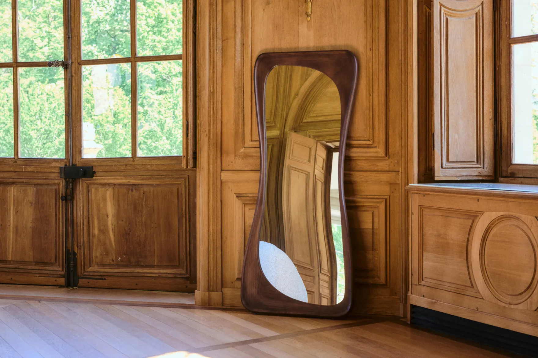 Miroir organique, Bois de Paulownia teinte noyer, H180 Kalahari