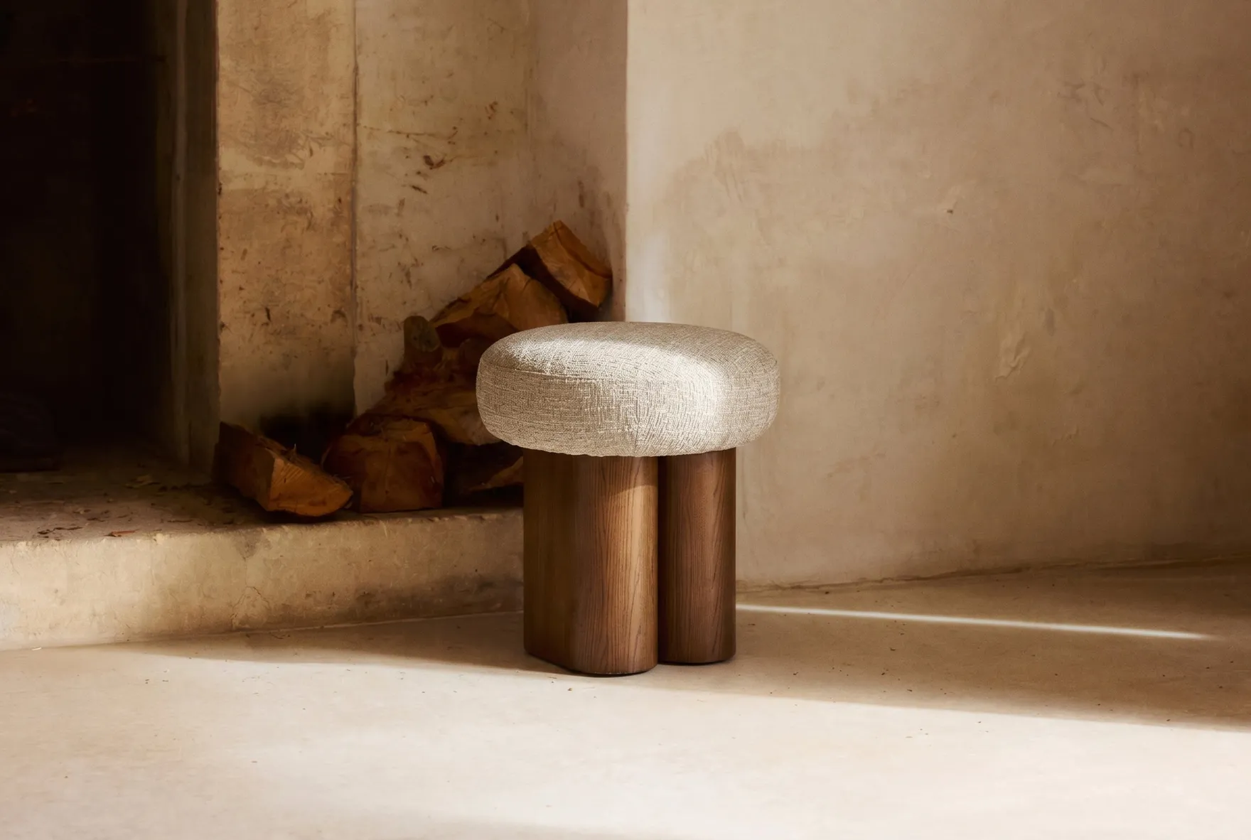 Pouf, Tweed chenillé beige & Frêne massif teinte noyer, H48 Popa