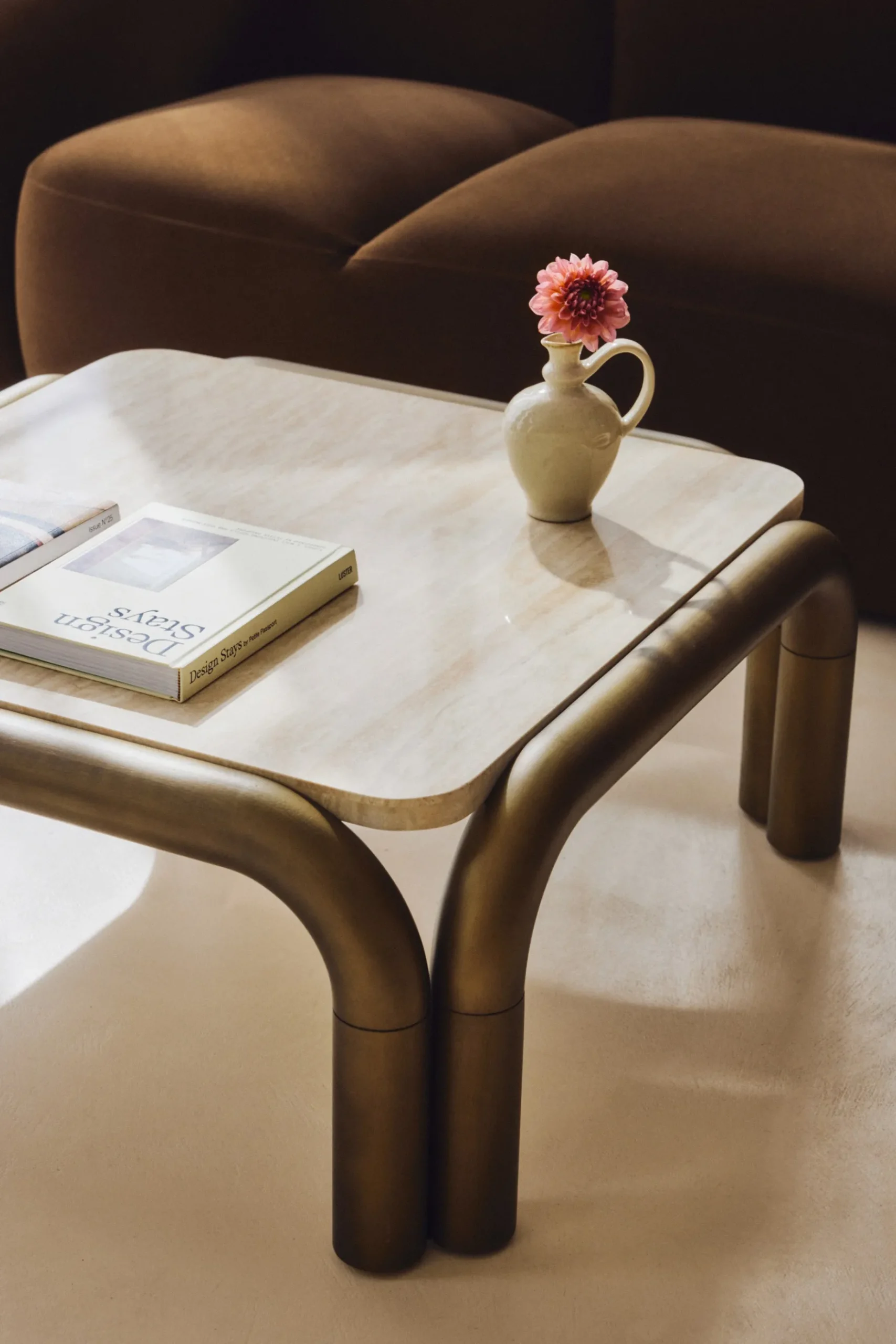 Table basse, Travertin et bronze brossé, L84 Arcia