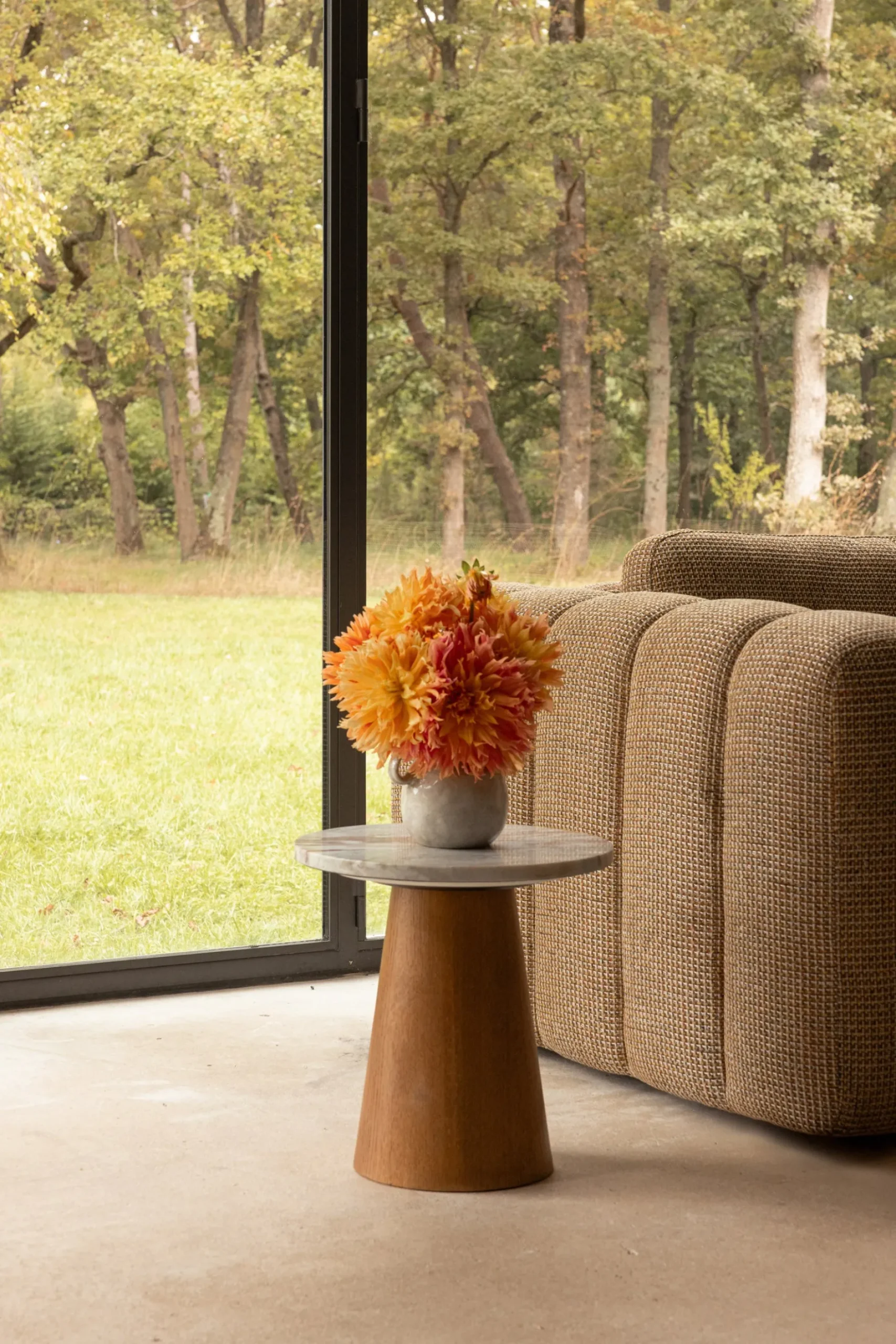Table d'appoint, Marbre Kanta rouge & bois noyer, H42 Avila