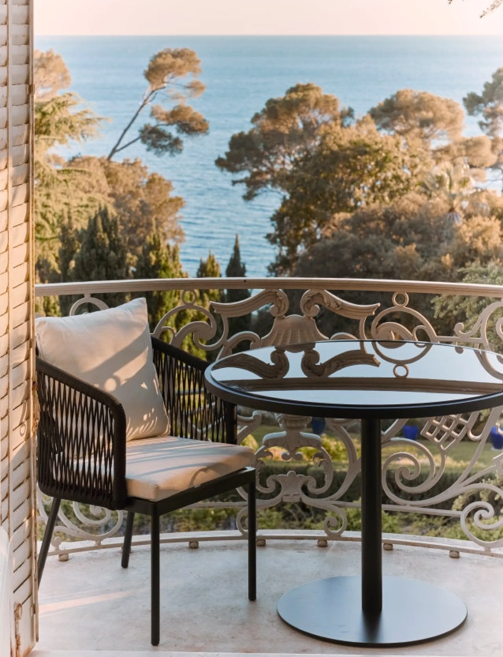 Table à manger de jardin, pour 4 personnes, Verre noir & métal noir, Ø100 Echo