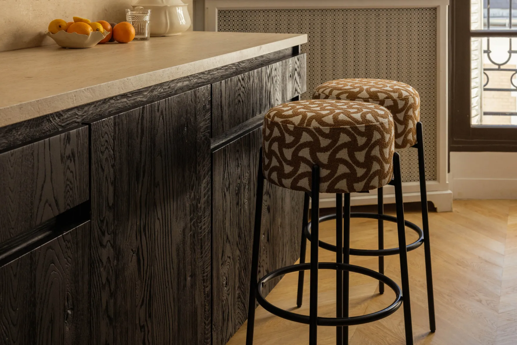 Tabouret de bar, Entrelacs marron ocre & métal noir, H78 Bismi