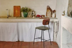 Tabouret de bar, Velours vert bouteille, bois noyer & métal noir, H68 Eero
